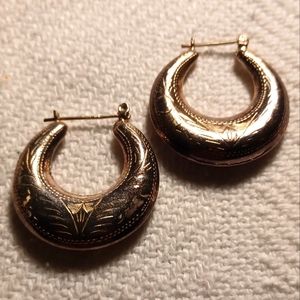 Beautiful pair of vintage chunky hoop earrings.  (Pre-owned) great like new.